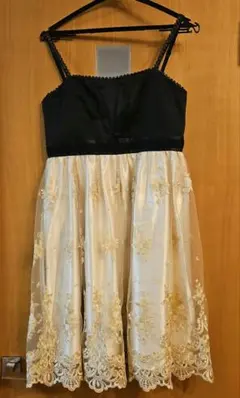 axes femme黒とアイボリーのパーティードレス