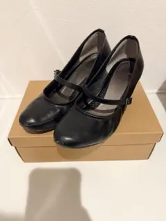 黒 ストラップ付き パンプス