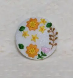 くるみボタン刺繍ブローチ 960 - メルカリ