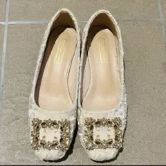【美品】SHIEN ビジュー付きローヒールパンプス アイボリー 22.5cmのサムネイル