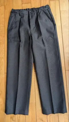 黒スラックス ゴムウエスト プリーツ入り