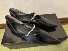 ブラック ポインテッドトゥ パンプス メタルストラップ