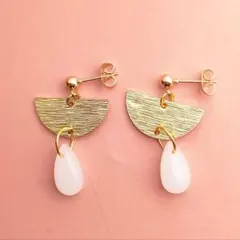 【上品に揺れる】ゴールド×ホワイト しずくピアス｜さりげなく華やぐ 大人可愛い