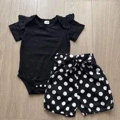 黒のフリル付きボディと水玉ショートパンツ6〜12ヶ月用