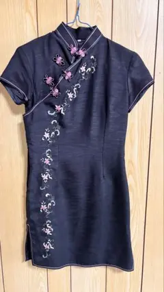 【チャイナドレス】黒×ピンク刺繍・Mサイズ相当