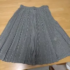 黒と白の水玉　ポルカドットプリーツスカート