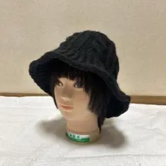 黒いニットバケットハット