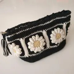 ハンドメイド　モチーフ編み　グラニースクエア　かぎ編みポーチ　ぷっくりお花ポーチ
