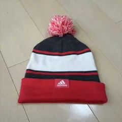 adidas ポンポン付きニット帽