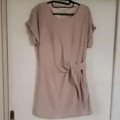 ベージュ　ワンピースのサムネイル