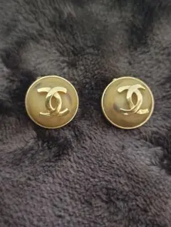 CHANEL ゴールドロゴクリップ式ピアス