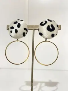 牛柄模様の布製フープイヤリング