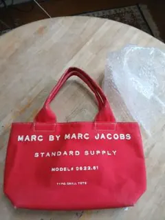 マーク・ジェイコブスの、やや大ぶり軽量大収納な赤綿布地バッグ、訳ありの美品