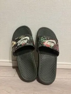 Nike フローラルビーチサンダル