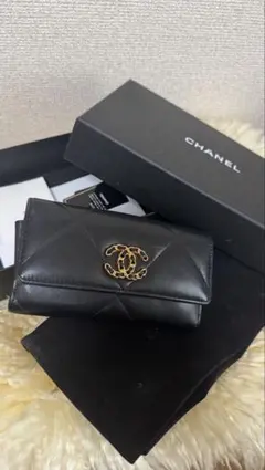 正規品財布 CHANEL19 黒 ゴールド金具 ラムスキン