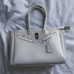 ホワイトカラーのエナメルハンドバッグ