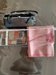 黒と赤の花柄ハンドバッグとポーチ ショール