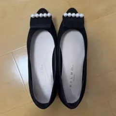 MELMO パンプス アーモンドトゥモチーフカッターパンプス （ブラックメタ）のサムネイル