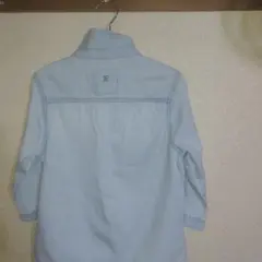 淡い青の長袖ボタンシャツ