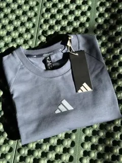 adidas ブルー 半袖Tシャツ