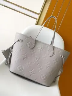Louis Vuitton エンボスロゴ トートバッグ
