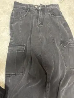 グレーのハイウエストカーゴデニムパンツ