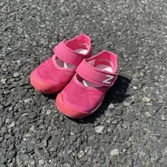 New Balance ピンク サンダル【まとめ買いで値引き】