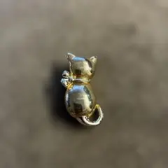 猫モチーフ ブローチ ゴールドカラー