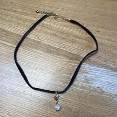 黒い布製ネックレス ハート型チャーム付き