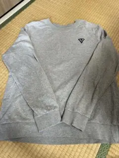 GUESS グレー クルーネック トレーナーのサムネイル