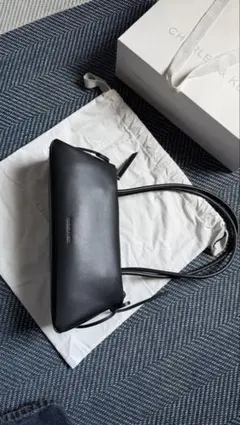 CHARLES & KEITH ブラックショルダーバッグ