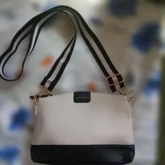 花*樹様 新品！！ベージュと黒のショルダーバッグ
