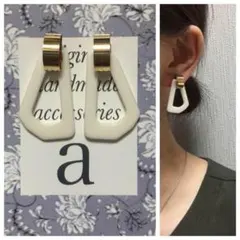 1128-1 ホワイト☺︎変形フープとメタルゴールドのアンティークピアス☺︎