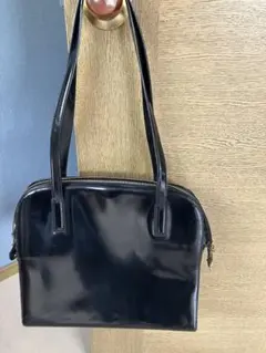 フェラガモの黒いハンドバッグ