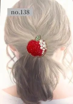 no. 138 ハンドメイド　赤りんごちゃん　ビーズ刺繍　ヘアゴム