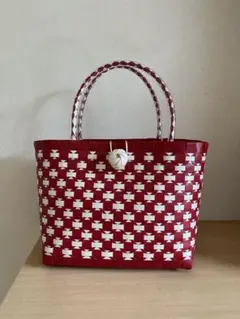 赤と白の編み込みかごバッグ