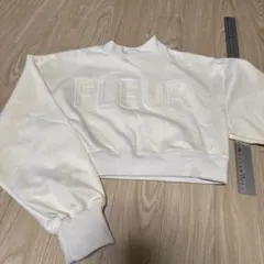 エンボスロゴショート丈スウェットトップス