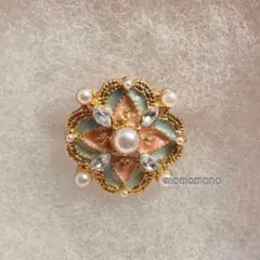 ピンバッジ　ピンクグリーン　小粒パールビジュー　ヴィクトリアン風　簡易ラッピング