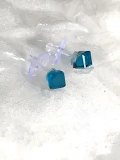 未使用☆樹脂ピアス♪くもりガラスキューブクーポンポイント消化ブルー青アクセサリー