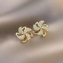 花デザインのクリスタルピアス