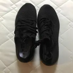 片足ヒモ重量含む１１５g 超軽量ブラックメッシュスニーカー 23.5センチ