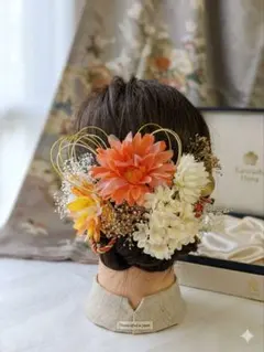 オレンジガーベラと白花の髪飾り