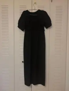 黒いフリル付きワンピース　archives