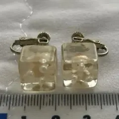 透明な花デザインのイヤリング