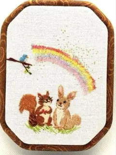 手刺繍フレーム 「森の虹」 ハンドメイド 。りす うさぎ 小鳥