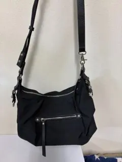 ナイロン製ブラックショルダーバッグ⭐️11月25日