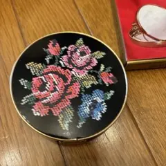 Petit Point Stow-A-Way Mirror 手鏡のサムネイル