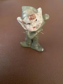 ギターを弾く子豚のレトロなフィギュア - メルカリ