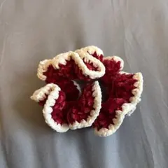 赤と白のフリルシュシュ