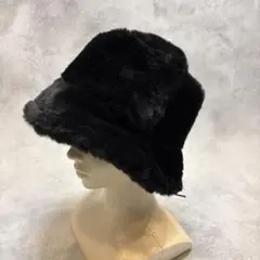 黒いファーバケットハット